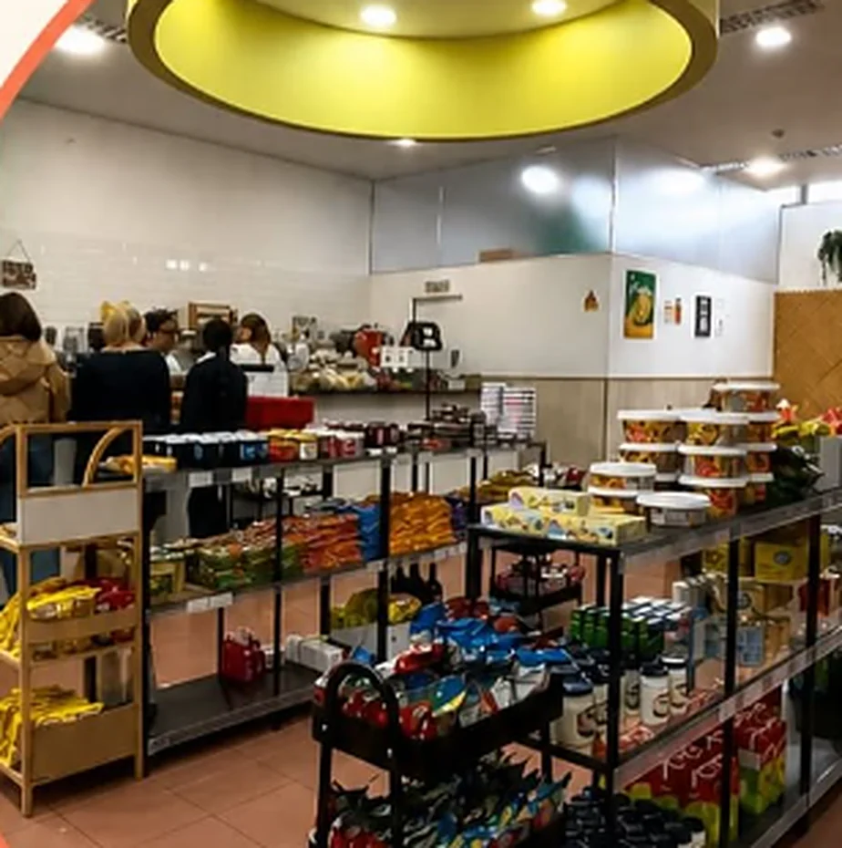 Interior do mercado Sabe a Brasil, com prateleiras de produtos brasileiros e o balcão da cafetaria